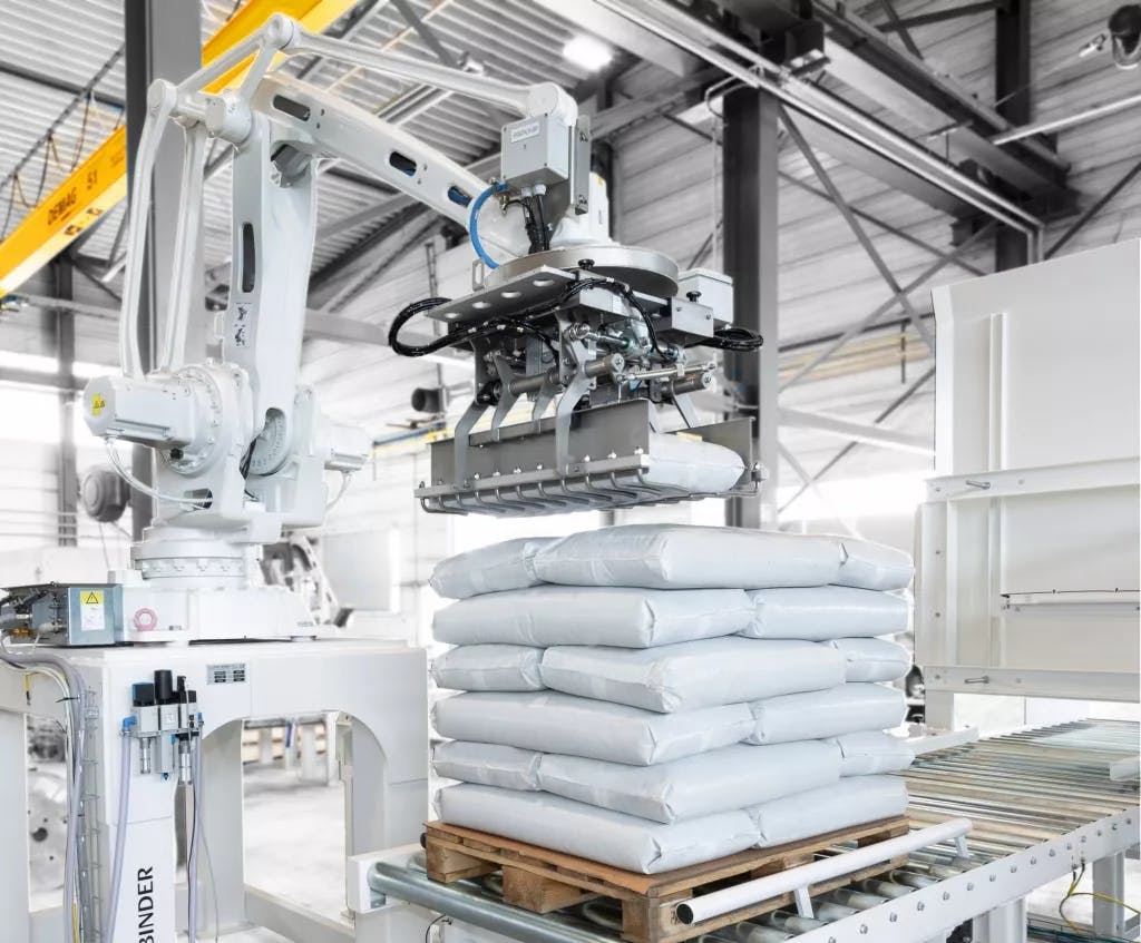 The jointed-arm robot of the Principal-R stacks the bags on the pallet