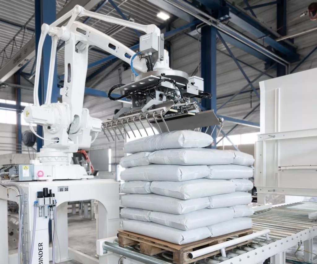 The jointed-arm robot of the Principal-R stacks the bags on the pallet